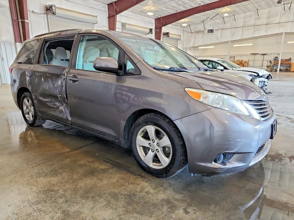 Photo 4 from auction – 2017 TOYOTA SIENNA with VIN 5TDKZ3DC5HS815193