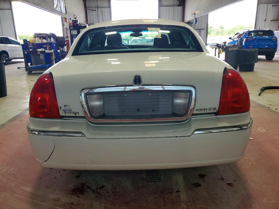Photo 6 from auction – 2003 LINCOLN TOWN CAR with VIN 1LNHM81W23Y670143