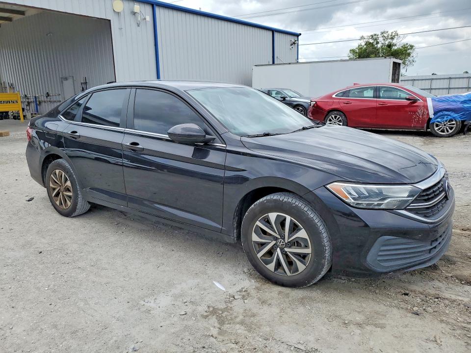 Photo 4 from auction – 2024 VOLKSWAGEN JETTA with VIN 3VW5M7BU1RM063473