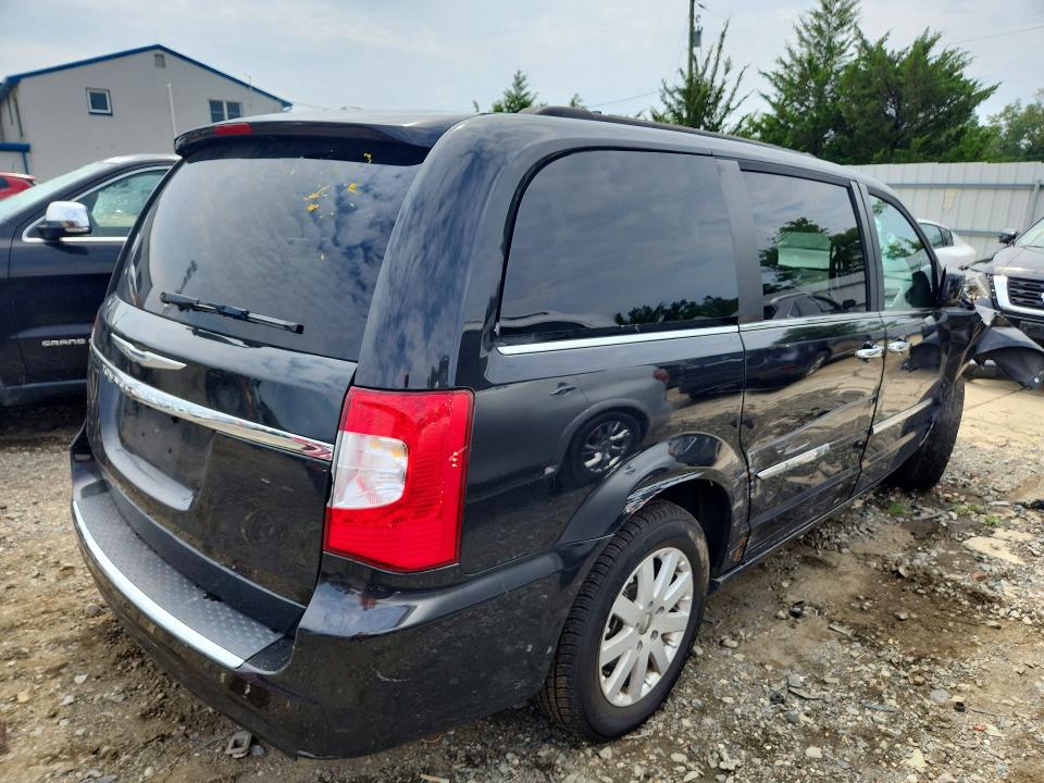 Photo 3 from auction – 2015 CHRYSLER TOWN & COUNTRY with VIN 2C4RC1BGXFR629150