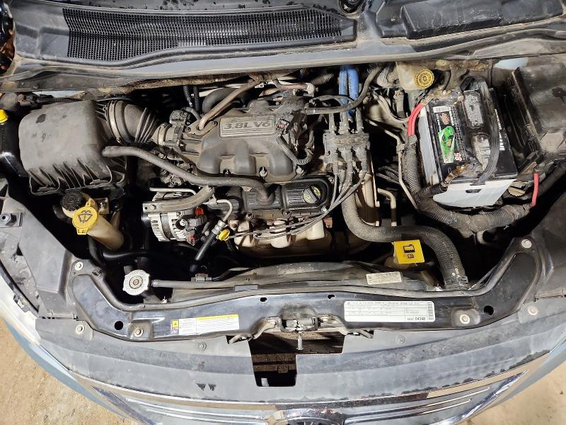 Photo 12 from auction – 2010 VOLKSWAGEN ROUTAN with VIN 2V4RW3D18AR236967
