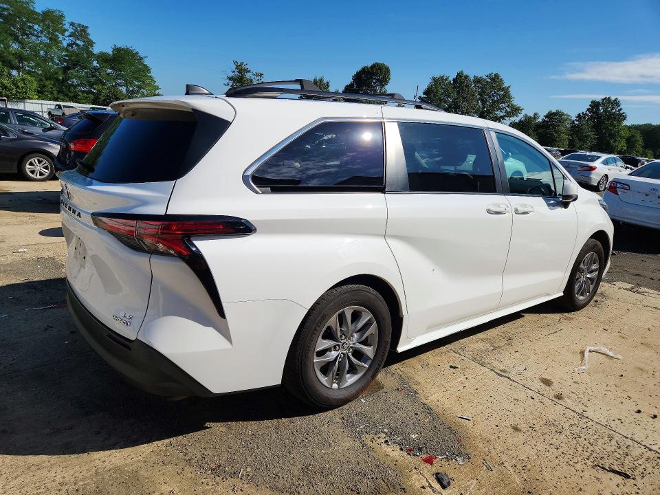 Photo 3 from auction – 2022 TOYOTA SIENNA with VIN 5TDBSKFC4NS044376