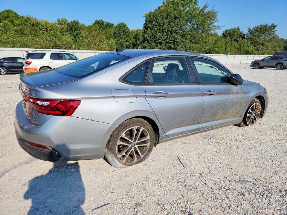 Снимка 3 от търг – 2024 VOLKSWAGEN JETTA с VIN 3VWBM7BU8RM044664