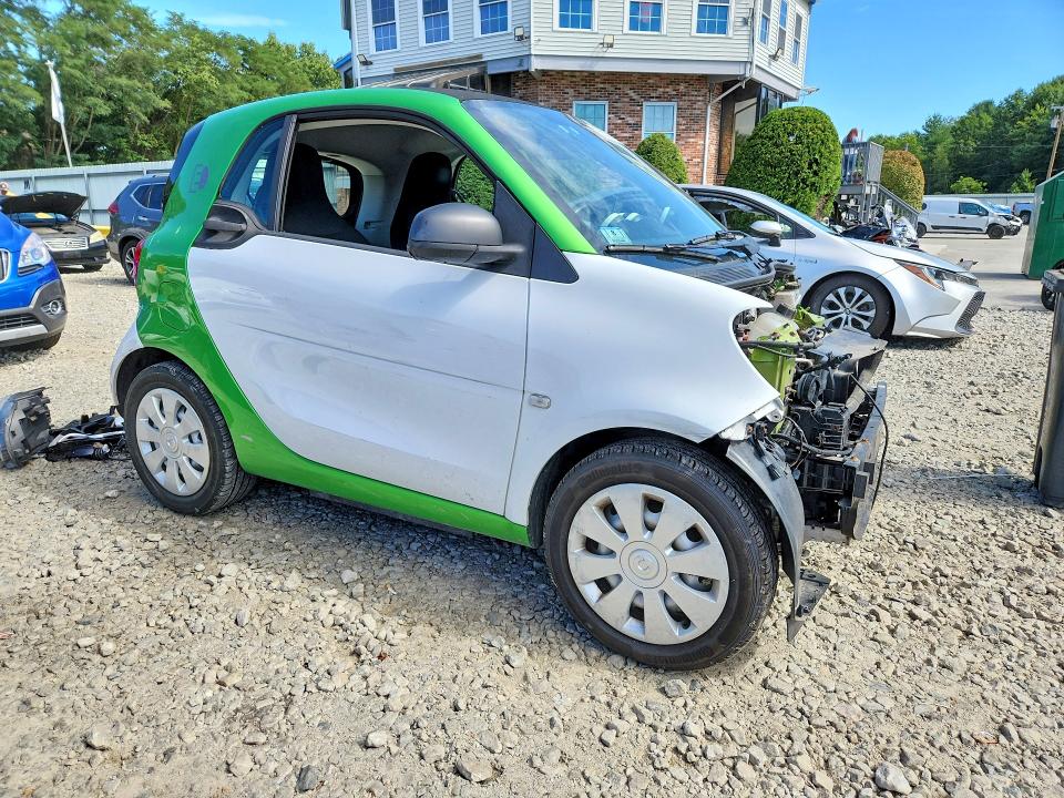 Photo 4 from auction – 2018 SMART FORTWO with VIN WMEFJ9BAXJK247129