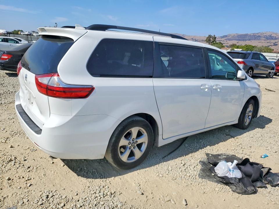 Photo 3 from auction – 2018 TOYOTA SIENNA with VIN 5TDKZ3DC4JS960957