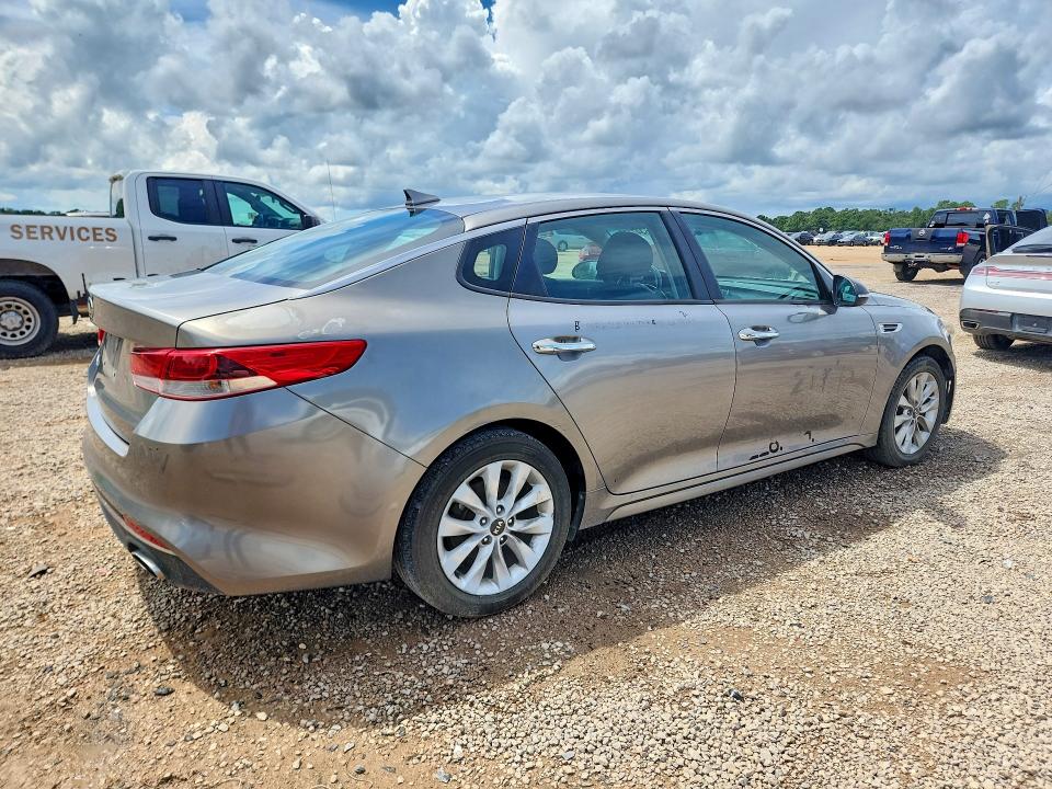 Photo 3 from auction – 2017 KIA OPTIMA with VIN 5XXGT4L36HG167203