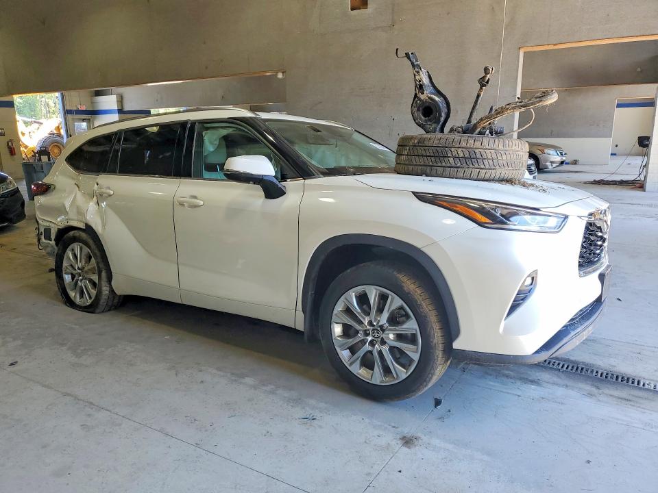 Photo 4 from auction – 2021 TOYOTA HIGHLANDER with VIN 5TDDZRBH8MS064479