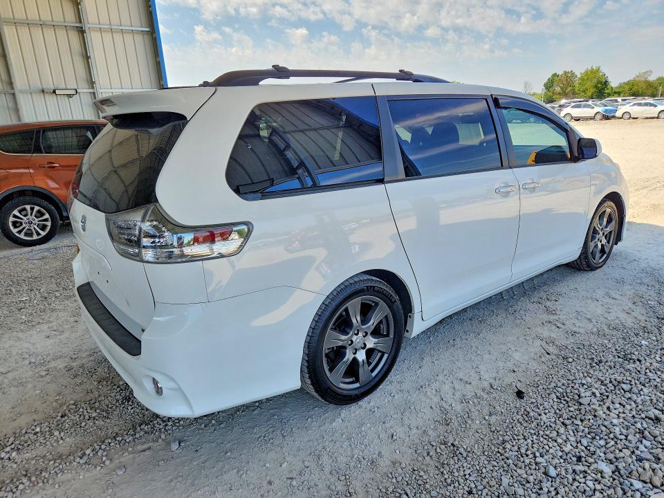 Photo 3 from auction – 2017 TOYOTA SIENNA with VIN 5TDXZ3DC3HS838123