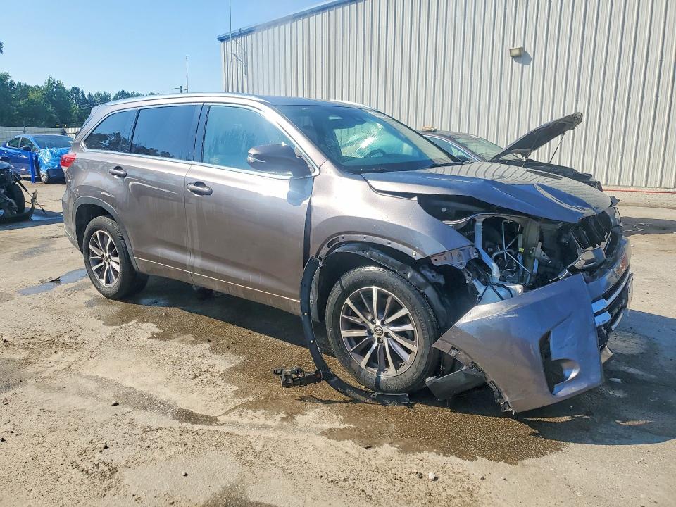 Photo 4 from auction – 2018 TOYOTA HIGHLANDER with VIN 5TDKZRFH1JS534784