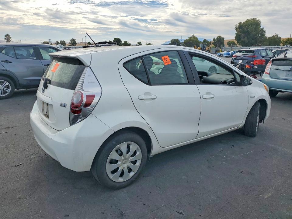 Photo 3 from auction – 2014 TOYOTA PRIUS C with VIN JTDKDTB37E1566776