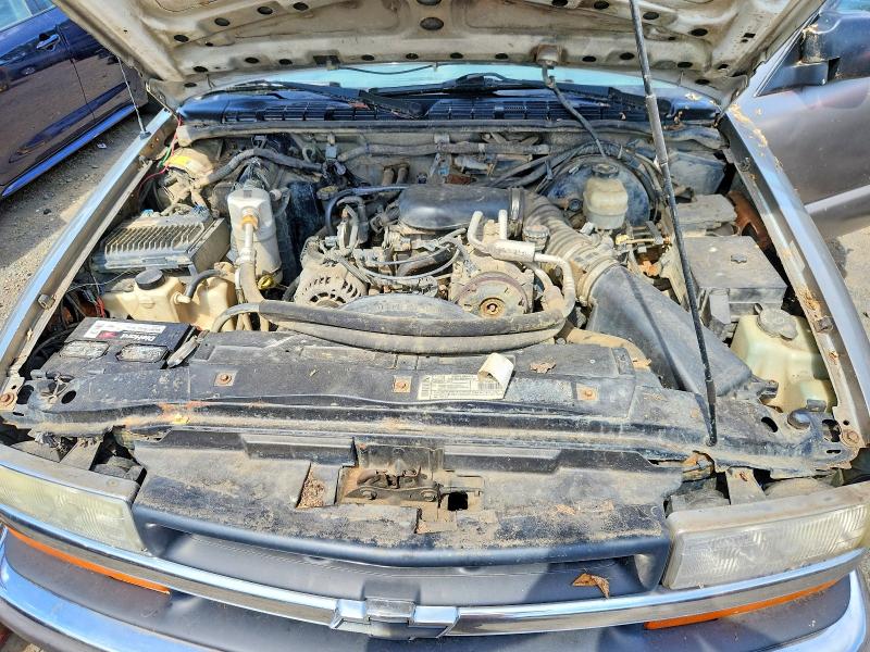 Photo 11 from auction – 2000 CHEVROLET BLAZER with VIN 1GNCT18W9YK114461
