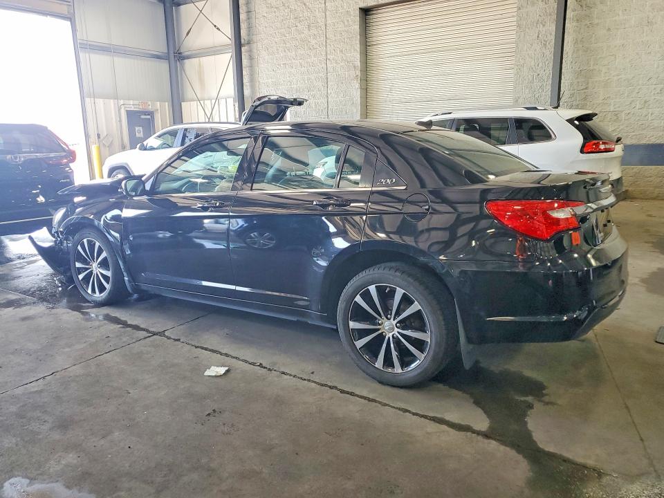 Photo 2 from auction – 2013 CHRYSLER 200 with VIN 1C3CCBBGXDN746995