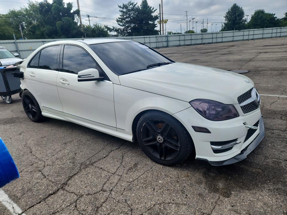 Photo 4 from auction – 2012 MERCEDES-BENZ C with VIN WDDGF8BB2CR191128