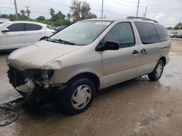 TOYOTA SIENNA LE 2000 with VIN 4T3ZF13C0YU213930 - Photo from auction