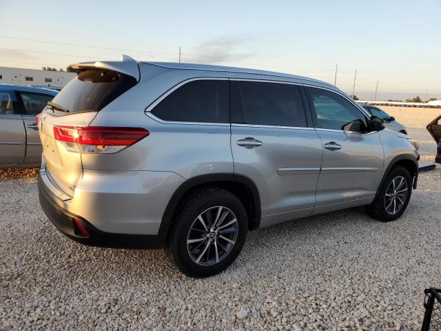 Photo 3 from auction – 2018 TOYOTA HIGHLANDER with VIN 5TDKZRFH2JS548922