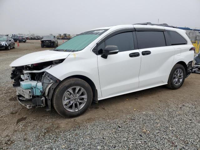 TOYOTA SIENNA LE 2022 with VIN 5TDBRKEC8NS131629 - Photo from auction