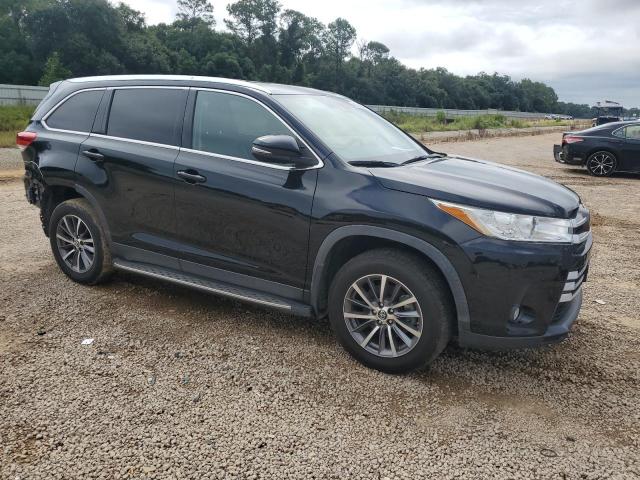 Photo 4 from auction – 2019 TOYOTA HIGHLANDER with VIN 5TDKZRFH7KS561151