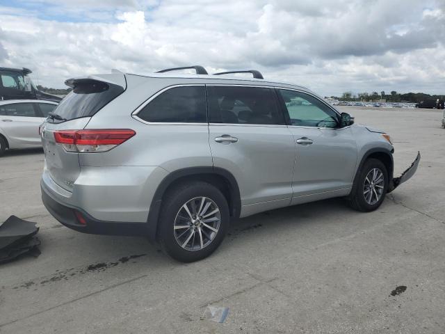 Photo 3 from auction – 2018 TOYOTA HIGHLANDER with VIN 5TDJZRFH0JS845876