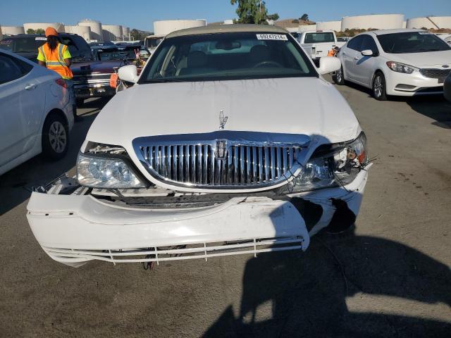 Photo 5 from auction – 2004 LINCOLN TOWN CAR E with VIN 1LNHM81W74Y669443