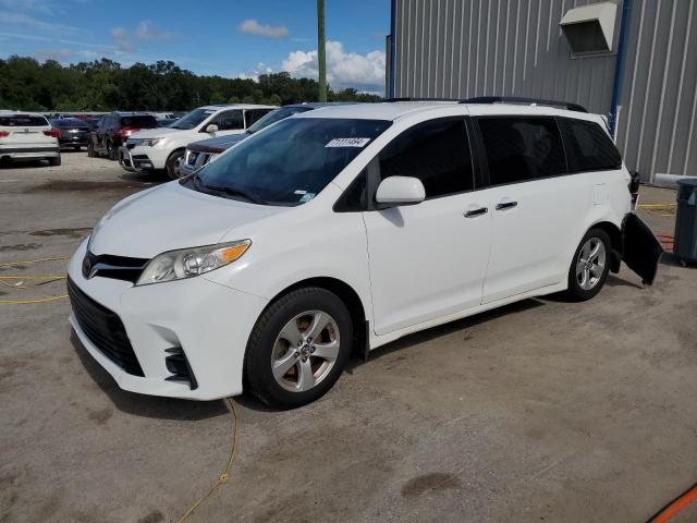 Photo 1 from auction – 2018 TOYOTA SIENNA LE with VIN 5TDKZ3DC5JS950292