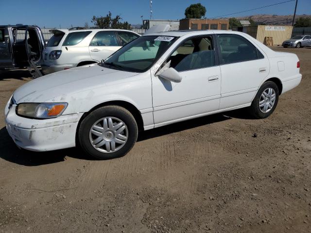 TOYOTA CAMRY LE 2000 with VIN 4T1BF28K9YU090922 - Photo from auction