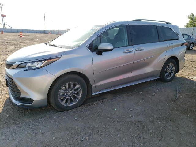 TOYOTA SIENNA LE 2021 with VIN 5TDBSKFCXMS040136 - Photo from auction