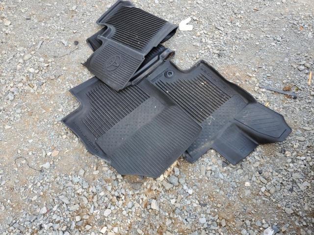 Photo 13 from auction – 2022 TOYOTA HIGHLANDER with VIN 5TDGZRAH3NS133515