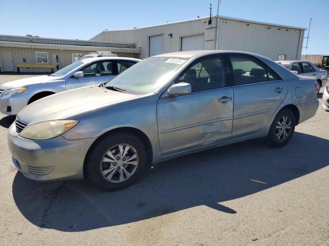 TOYOTA CAMRY LE 2005 with VIN 4T1BF30K15U620121 - Photo from auction