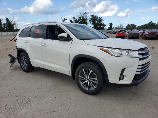 Снимка 4 от търг – 2017 TOYOTA HIGHLANDER с VIN 5TDJZRFH7HS455643