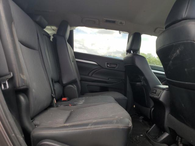 Фото 11 с аукциона – 2018 TOYOTA HIGHLANDER с VIN 5TDBZRFH0JS838611