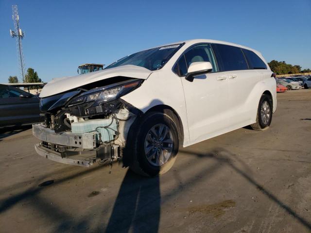 TOYOTA SIENNA LE 2022 with VIN 5TDKRKEC5NS084009 - Photo from auction