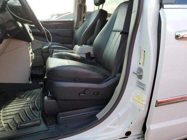 Photo 13 from auction – 2016 CHRYSLER TOWN & COU with VIN 2C4RC1CGXGR215429