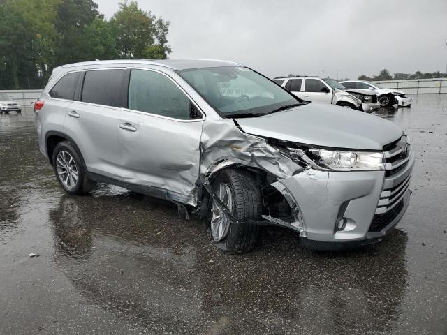 Photo 4 from auction – 2019 TOYOTA HIGHLANDER with VIN 5TDKZRFH7KS356011