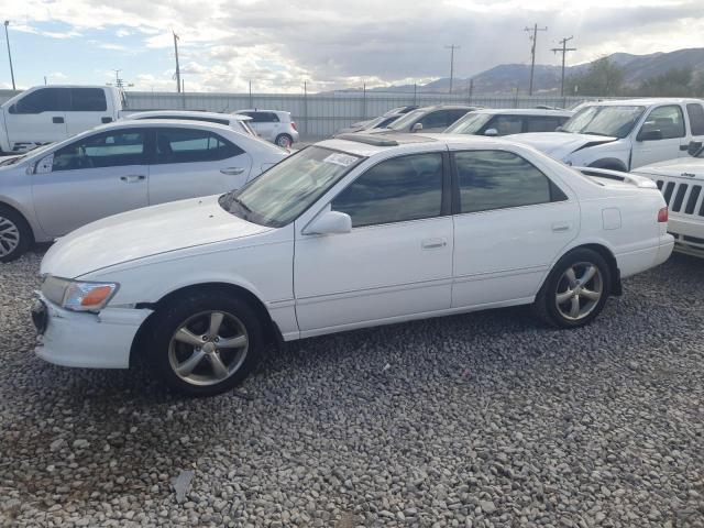 TOYOTA CAMRY LE 2000 with VIN 4T1BF28K0YU946303 - Photo from auction