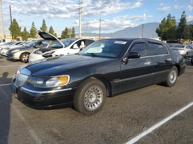 LINCOLN TOWN CAR C 2002 with VIN 1LNHM83W42Y645451 - Photo from auction