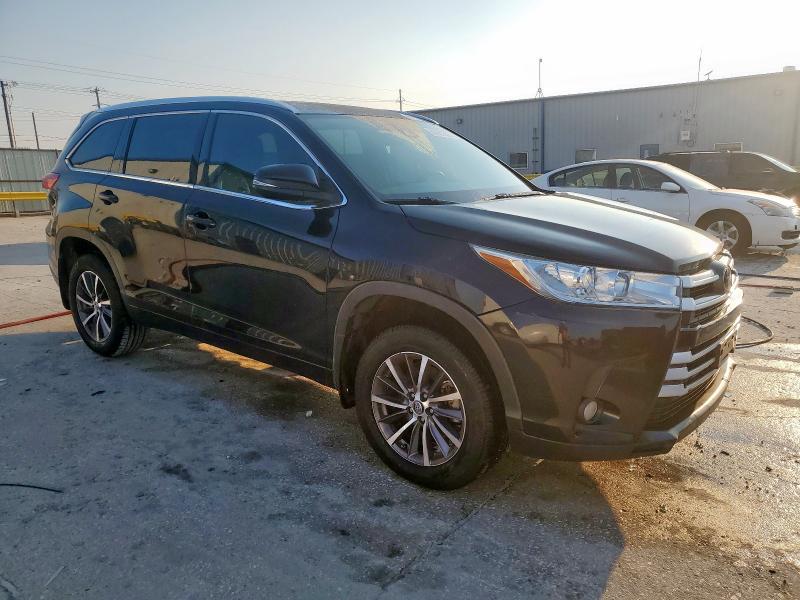 Photo 4 from auction – 2018 TOYOTA HIGHLANDER with VIN 5TDJZRFH6JS825731