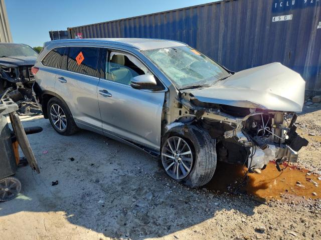 Photo 4 from auction – 2018 TOYOTA HIGHLANDER with VIN 5TDJZRFH8JS895196