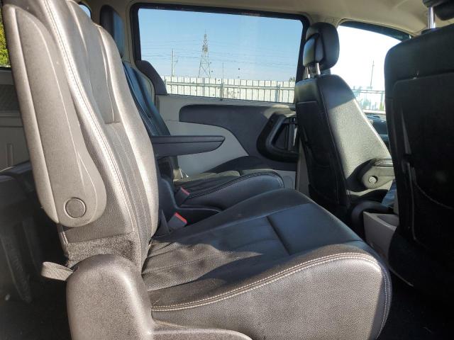 Photo 11 from auction – 2016 CHRYSLER TOWN & COU with VIN 2C4RC1CGXGR126895