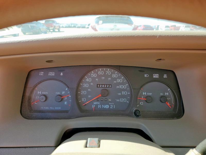Photo 9 from auction – 2005 MERCURY GRAND MARQ with VIN 2MEFM74W25X674325