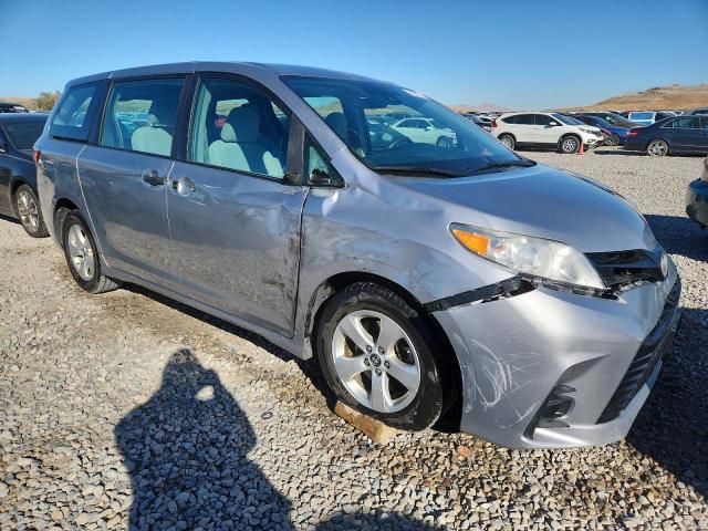 Photo 4 from auction – 2018 TOYOTA SIENNA L with VIN 5TDZZ3DC1JS938283