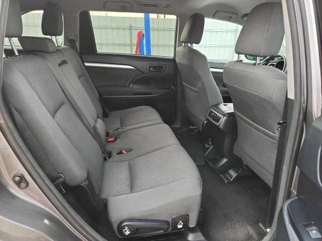 Photo 11 from auction – 2016 TOYOTA HIGHLANDER with VIN 5TDBKRFH4GS273390