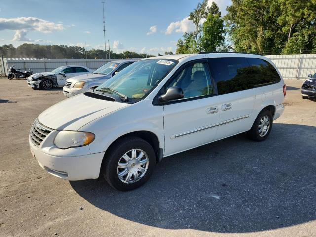 CHRYSLER TOWN & COU 2005 with VIN 2C4GP54L85R541399 - Photo from auction