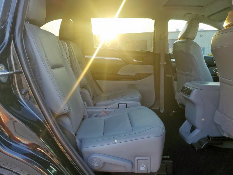 Photo 11 from auction – 2018 TOYOTA HIGHLANDER with VIN 5TDJZRFH6JS825731