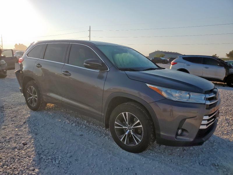 Photo 4 from auction – 2017 TOYOTA HIGHLANDER with VIN 5TDZZRFHXHS233052