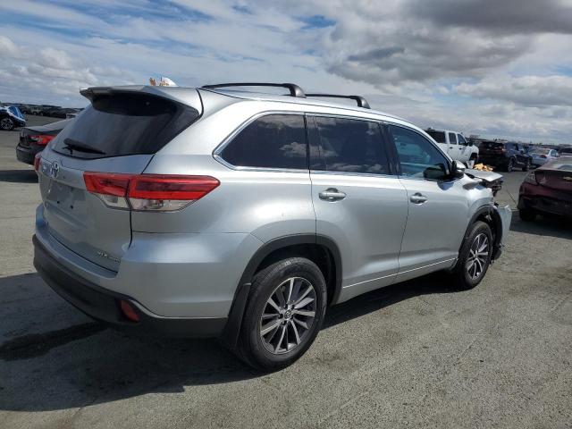 Photo 3 from auction – 2018 TOYOTA HIGHLANDER SE with VIN 5TDJZRFH1JS812949