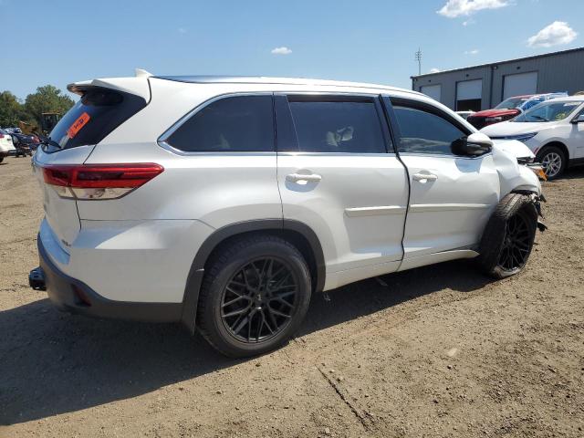 Photo 3 from auction – 2018 TOYOTA HIGHLANDER SE with VIN 5TDJZRFH8JS810941