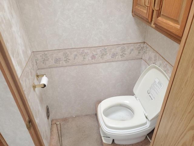 Photo 10 from auction – 1999 FLEE MOTORHOME with VIN 3FCNF53S4XJA24650