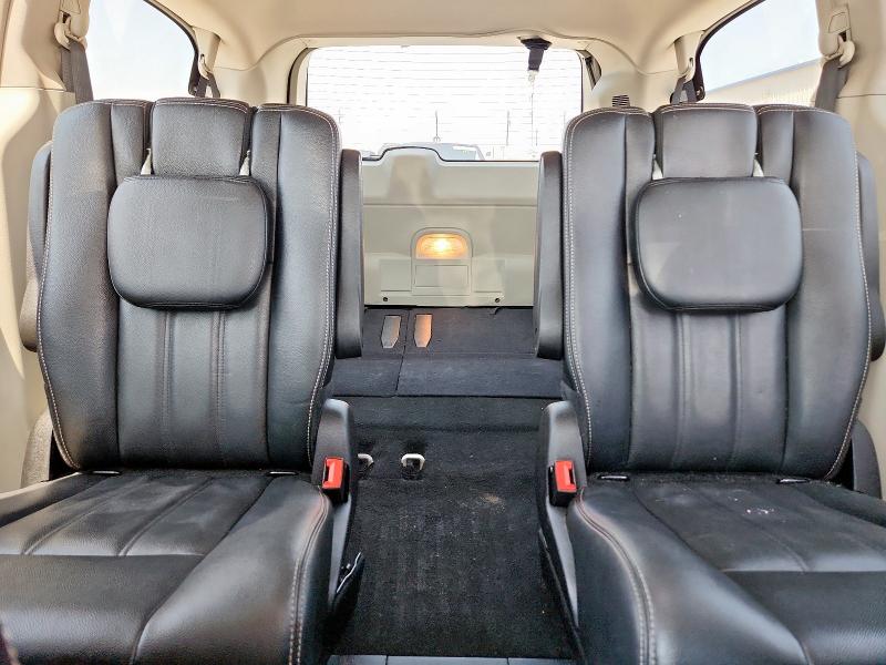 Photo 10 from auction – 2016 CHRYSLER TOWN & COU with VIN 2C4RC1BG1GR214137
