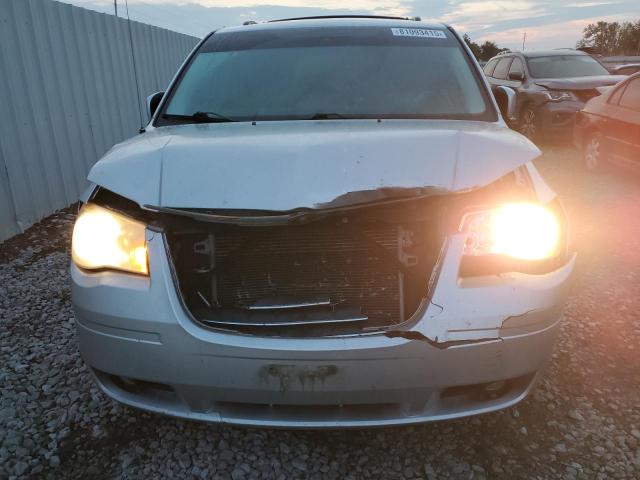 Photo 5 from auction – 2010 CHRYSLER TOWN & COU with VIN 2A4RR8D18AR367910