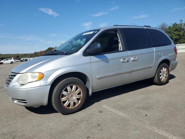 CHRYSLER TOWN AND C 2005 with VIN 2C4GP54L45R571094 - Photo from auction